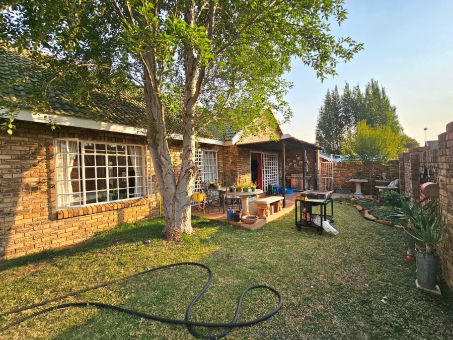 4 Bedroom Property for Sale in Van Der Hoff Park North West